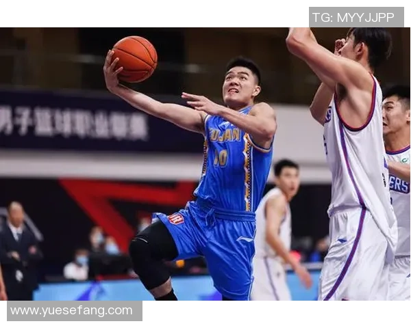 齐麟的崛起与挑战：从青年才俊到篮球赛场的闪耀明星之路