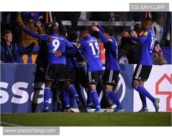 萨尔布吕肯迎战科隆力争主场胜利展现实力与斗志